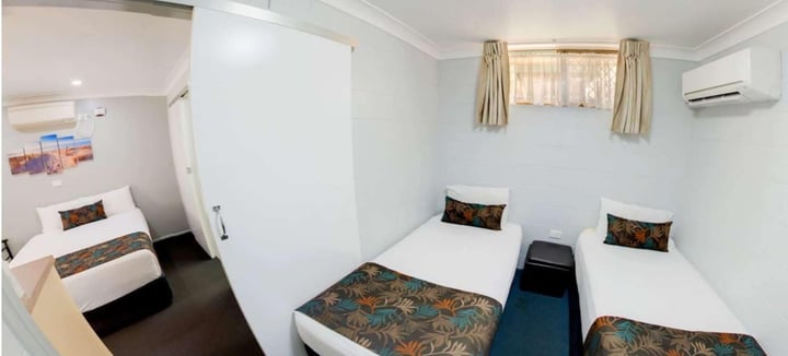 QUEEN 2 SINGLE BEDS,NSMK,2BDRM,FAMROO,FRWIFI,CABLTV,RVAI