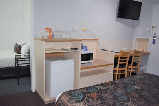 2 QBED,NSMK,FAMROOM,FLATSC,FRWIFI,MINIBAR,AIRCON