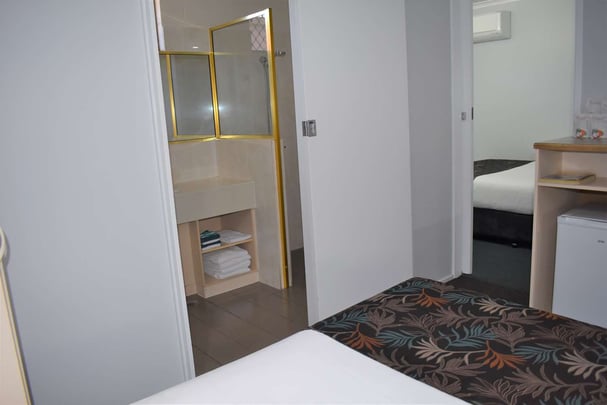 2QBED,NSMK,FAMROOM,FLATSC,FRWIFI,MINIBAR,AIRCON