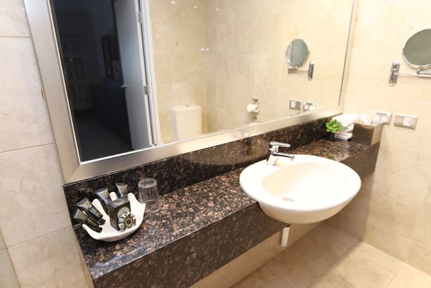 King Superior Bathroom