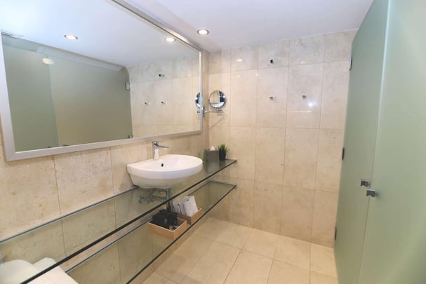 King Apartment Bathroom