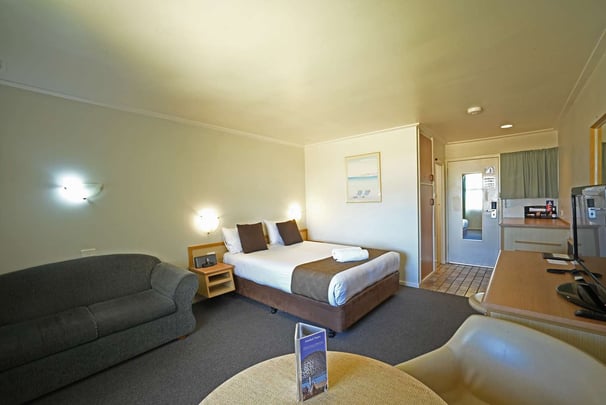 Executive Queen Bed Guest Room