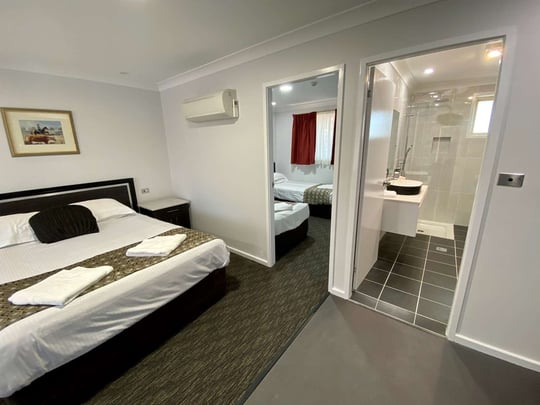 Executive Suite - 1 Queen 2 Single Beds