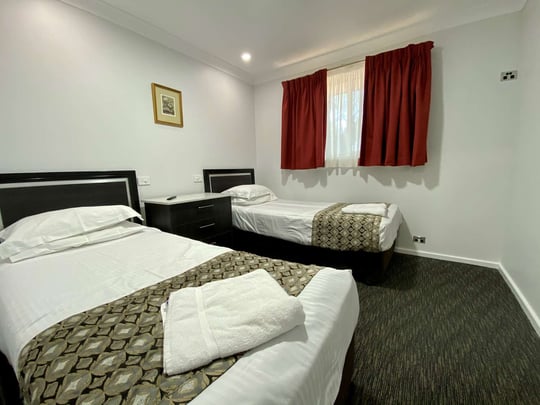 Executive Suite - 1 Queen 2 Single Beds