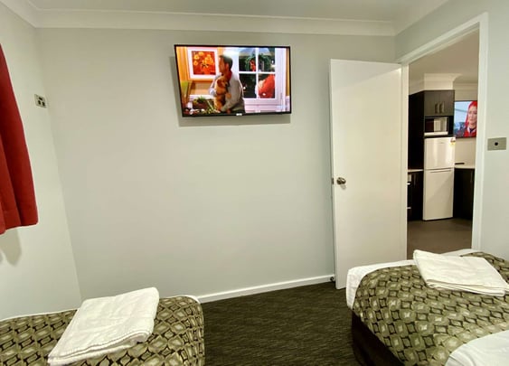 Executive Suite - 1 Queen 2 Single Beds