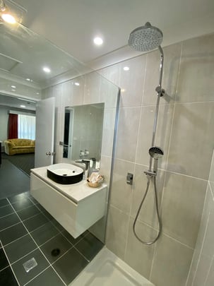 Executive Suite - 1 Queen 2 Single Beds