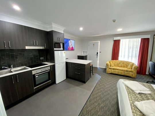 Executive Suite - 1 Queen 2 Single Beds