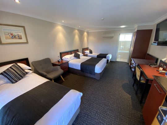 Deluxe Family Room - Queen & Two Singles