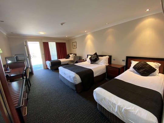 Deluxe Family Room - Queen & Two Singles