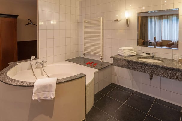 Queen Honeymoon Suite