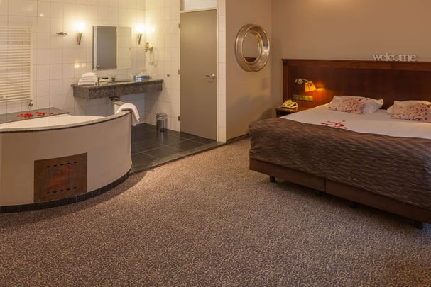 Queen Honeymoon Suite