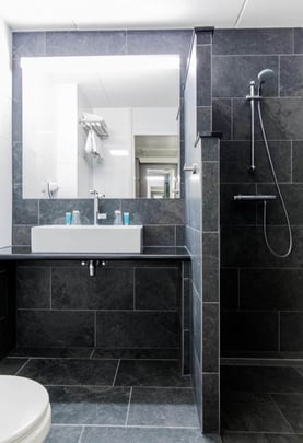 Best Western Amsterdam Airport Badkamer Vierpersoonskamer en Deluxe kamer