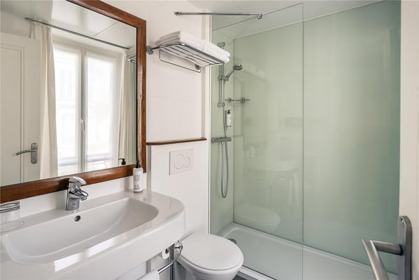 SUPERIOR TWIN BATHROOM