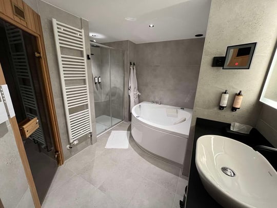 Suite bath