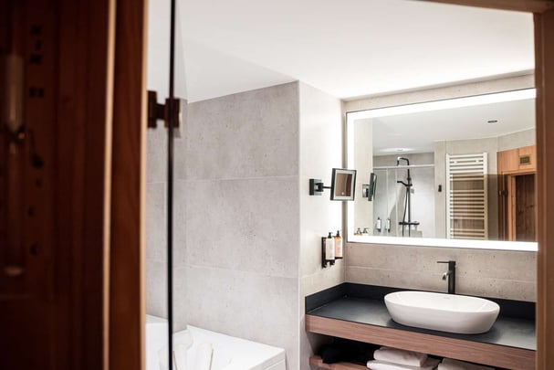 Suite bath