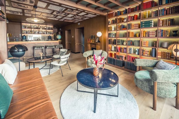 Lobby & Bar
