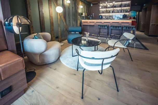 Lobby & Bar