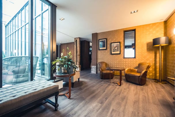 Lobby & Business Corner