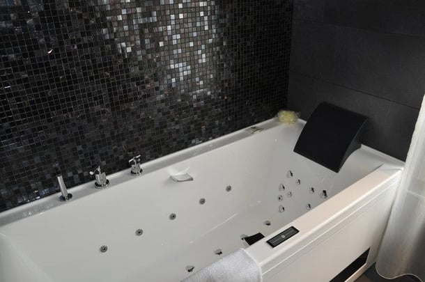 Suite Bathroom