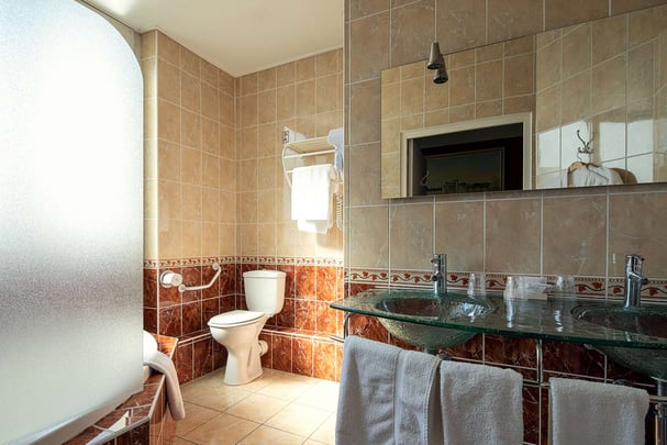 Family Bathroom 3 PAX