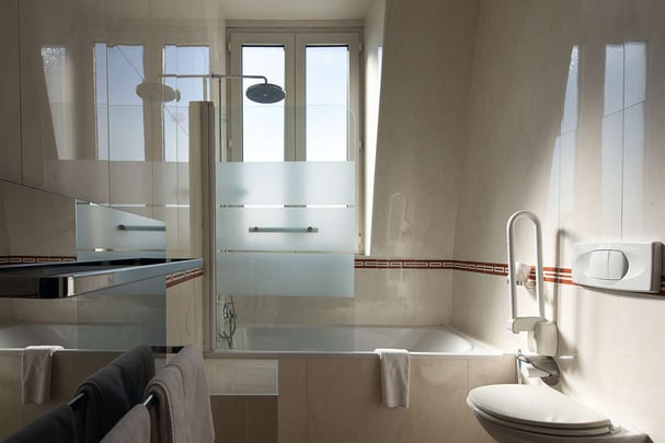 Family Bathroom 3 PAX