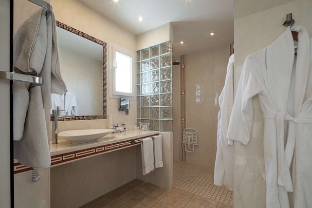 Family Bathroom 3 PAX