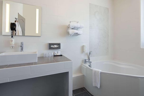 Family Bathroom 4 PAX