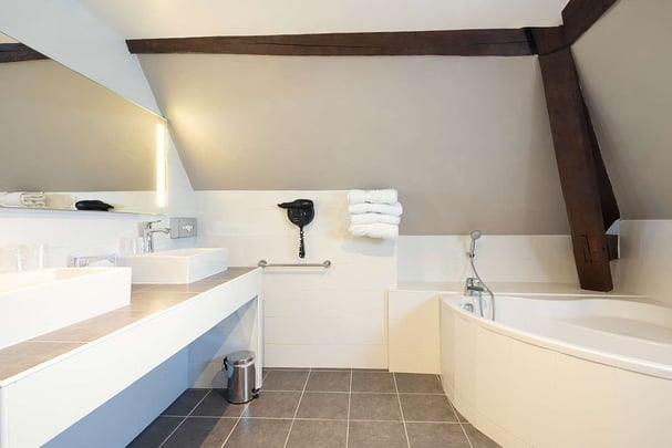 Family Bathroom 4 PAX