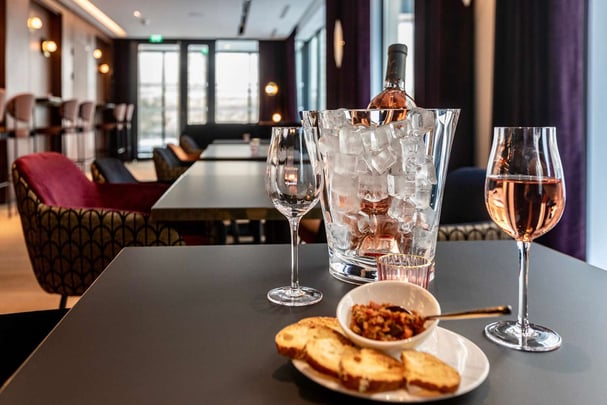 Best Western Plus Crystal Hotel and Spa - Bar Bottle - Wine