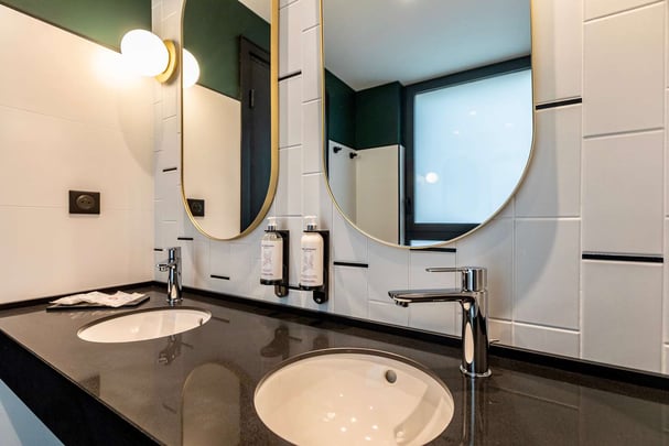 Best Western Plus Crystal Hotel and Spa Deluxe Room Bathroom