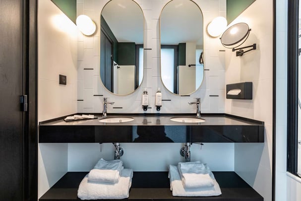 Best Western Plus Crystal Hotel and Spa Deluxe Room Bathroom