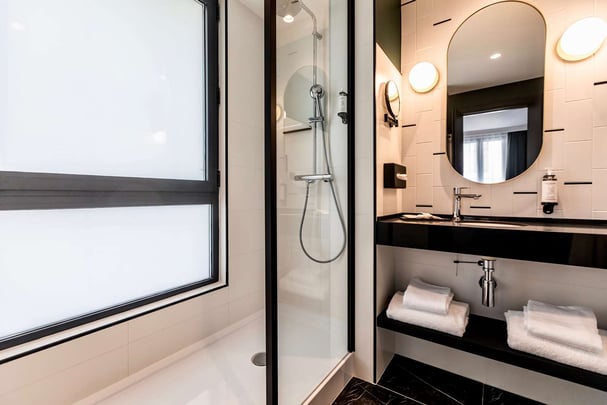 Best Western Plus Crystal Hotel and Spa Deluxe Room Shower