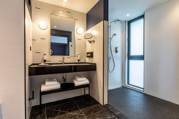 Best Western Plus Crystal Hotel and Spa Deluxe Room Walk in Shower