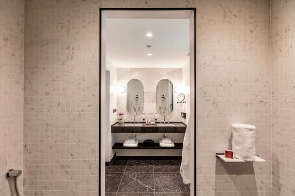 Best Western Plus Crystal Hotel and Spa Prestige Suite Bathroom