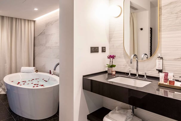 Best Western Plus Crystal Hotel and Spa Prestige Suite Bathtub and Washstand