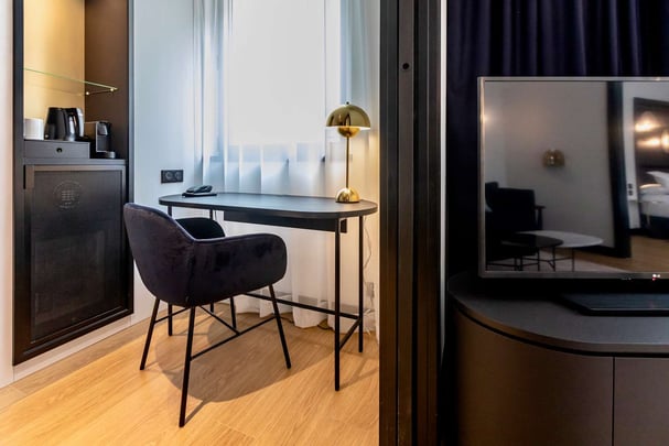 Best Western Plus Crystal Hotel and Spa Prestige Suite Desk