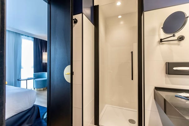 Best Western Plus Crystal Hotel and Spa Superior Blue Room Shower