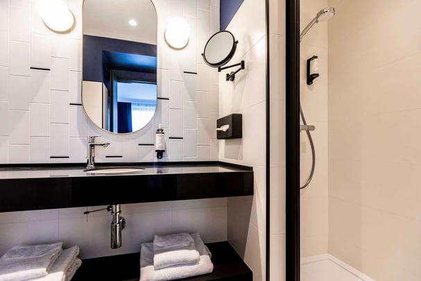 Best Western Plus Crystal Hotel and Spa Superior Room Bathroom Shower
