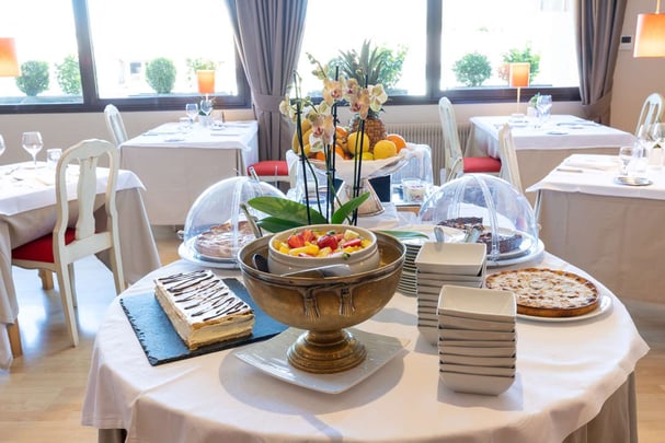 Restaurant  - Pastry buffet