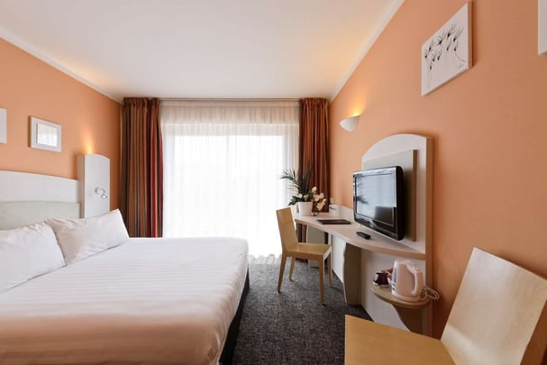 Comfort Queen Bed Guest Room