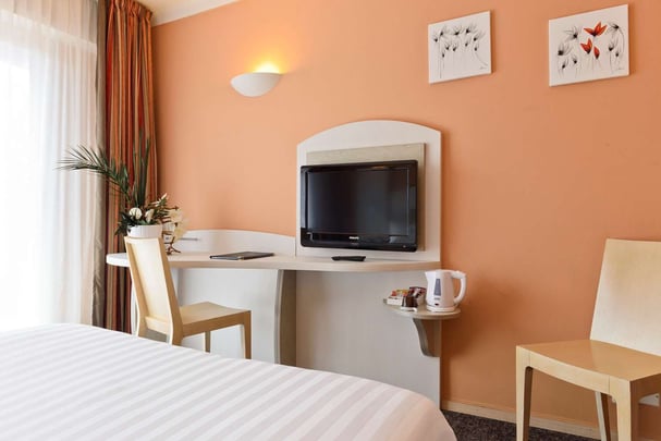 Comfort Queen Bed Guest Room