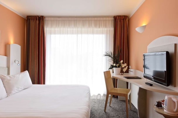 Comfort Queen Bed Guest Room