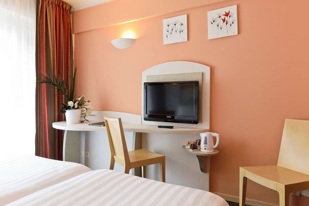 Comfort Two Twin Bed Guest Room