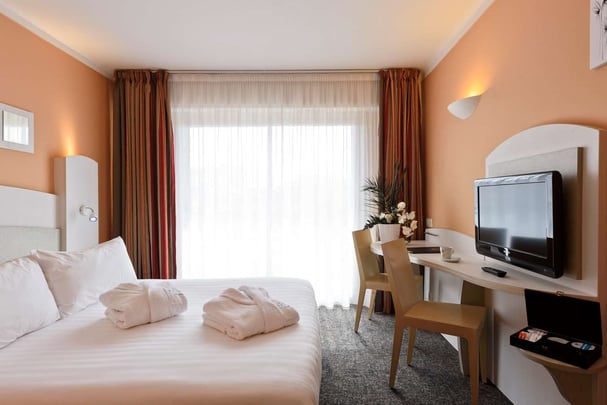 Superior Queen Bed Guest Room