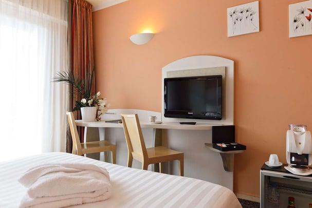 Superior Queen Bed Guest Room