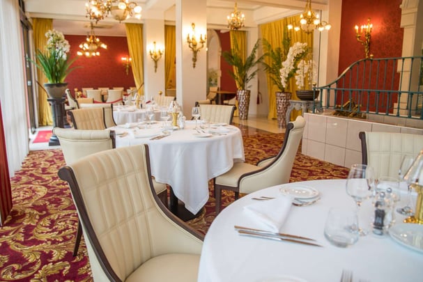 Restaurant Le Parc View on the swimming pool