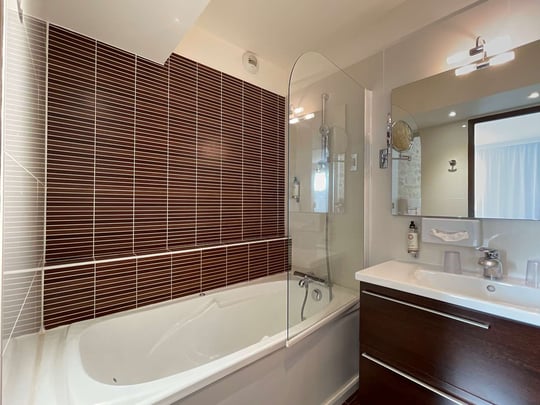 Guest room bath