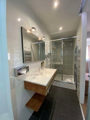 SALLE DE BAIN SUPERIEURE PORT PIN