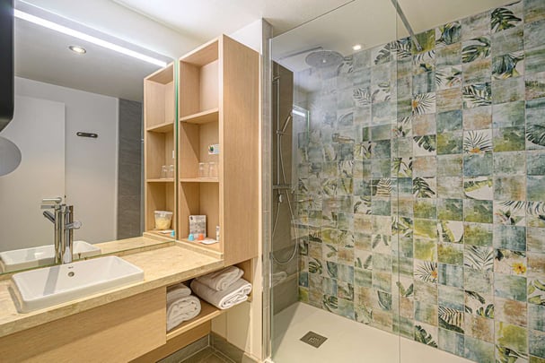 salle de bain avec douche chambre superieure