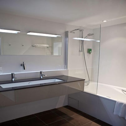 Suite bathroom